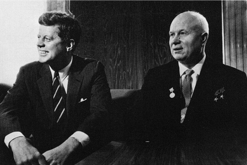 STRETNUTIE VO VIEDNI: J. F. Kennedy sa s N. Chruščovom snažil vyriešiť Berlínsku krízu.