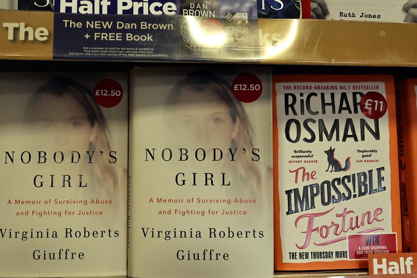 POSMRTNÉ ODHALENIE: Kniha najznámejšej obete J. Epsteina je už v predaji.