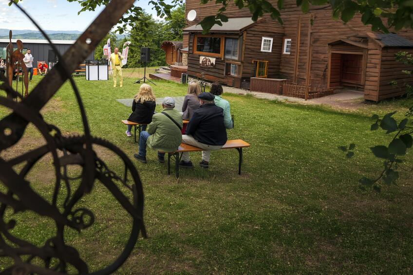 Netradičná výstava vo Veľkej Rači: Umelecké diela pod holým nebom 