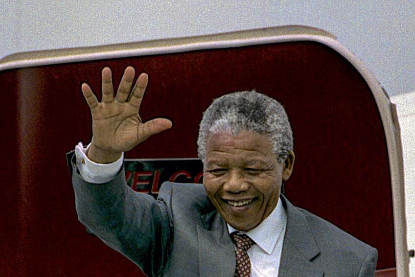 NELSON MANDELA (juhoafrický bojovník proti apartheidu).