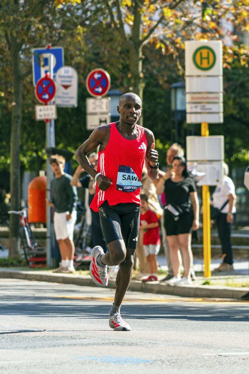 Bežec z Kene Sawe prepísal športovú históriu: Zvládol maratón pod dve hodiny 