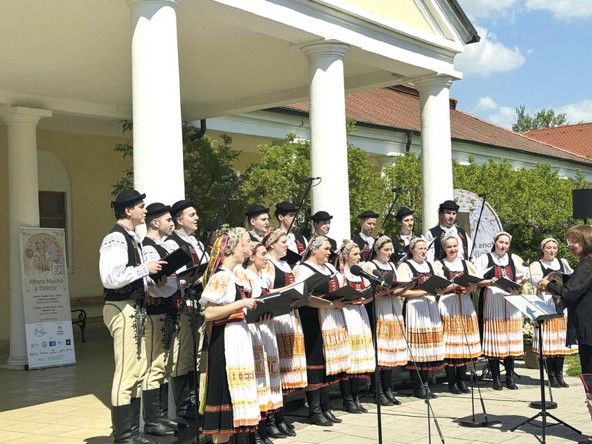 Na Kúpeľnom ostrove v Piešťanoch opäť ožila tradícia: Mucha v objatí folklóru