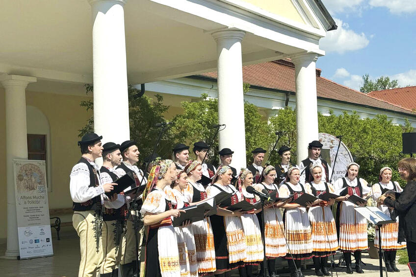 SLÁVNOSTNÝ PROGRAM: Spestrením podujatia bolo vystúpenie speváckeho zboru Lúčnica.