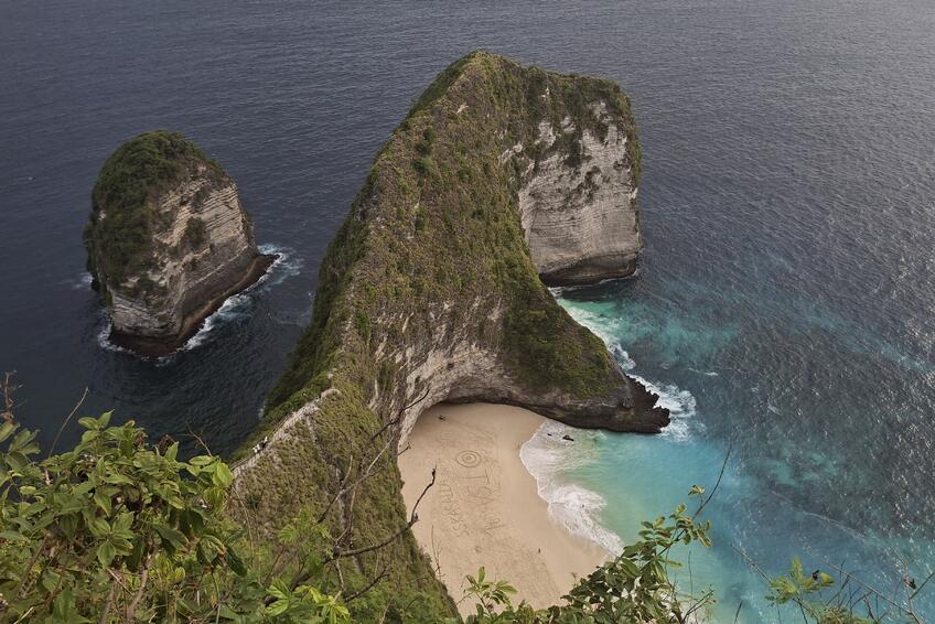 KELINGKING BEACH: K pláži, ktorú nazývajú aj T-Rex sa dostanete spočiatku po strmých schodoch a úzkej cestičke, kde zo zeme trčia kamene, nahrádzajúce akési schodíky.