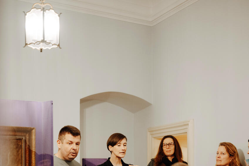 VO FIALOVEJ: Táto farba bola spolu s fialkami obľúbenou farbou spisovateľky, je však zároveň aj farbou feminizmu.