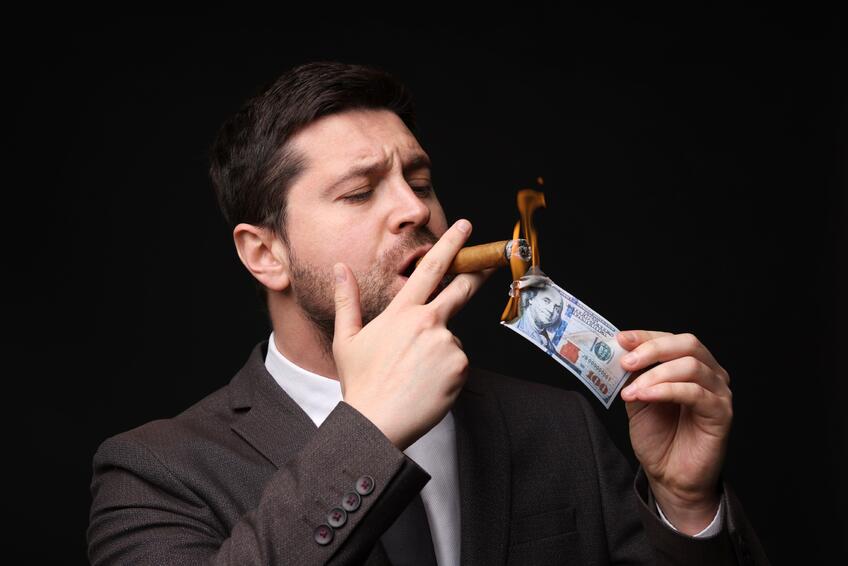 Potvrdené vedcami: Boháči sú skutočne lakomejší