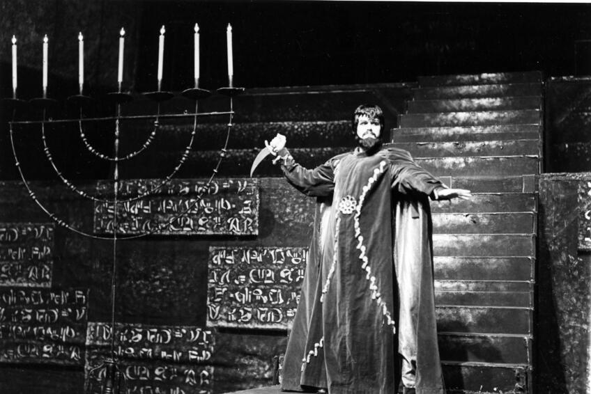 Nabucco (1991): Ako Baalov  veľkňaz v opere, ktorú skomponoval  v roku 1841 Giuseppe Verdi.