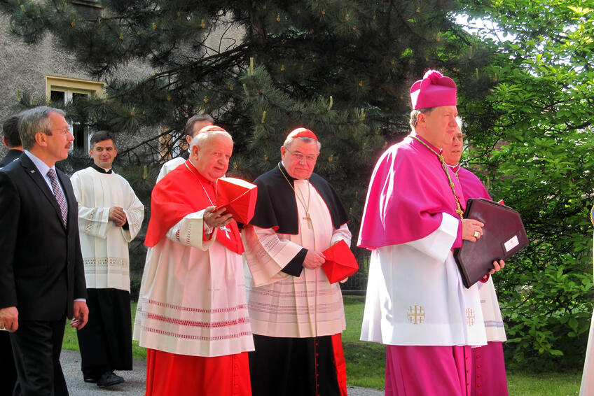 DOMINIK DUKA († 82):Bol posledným žijúcim kardinálom v Českej republike (v strede).