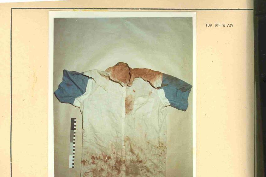 TRIČKO OBETE: Fotografie  potrhaného oblečenia  s rozsiahlymi stopami krvi  z Tautzovej pitevnej zložky.  Vizuálne demonštrujú  ako veľmi musel mladý  študent trpieť.