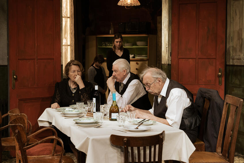  INSCENÁCIA DETI: Emil Horváth ako Mišúr - za stolom s Emíliou Vášáryovou a Františkom Kovárom.