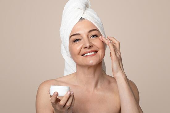 Starostlivosť o pleť a vlasy počas chladných dní: Ako byť krásna aj v zime