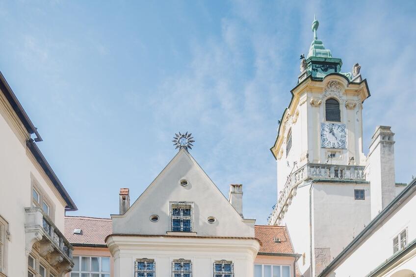 V šiestich miestnostiach Starej radnice sa príbehy z dávnej Bratislavy spoznávajú cez hru, pohyb a tvorivé aktivity.