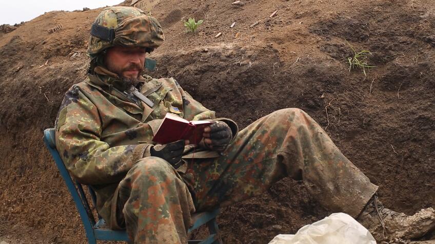 Do našich kín prichádza oceňovaný dokument Zomrieť a žiť: Príbeh troch mužov, ktorí sa učia znovu žiť