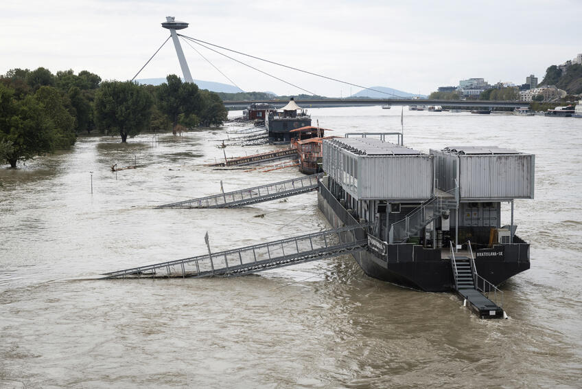 Bratislava: Pred pár rokmi  tu hladina Dunaja kulminovala  na výške 9,7 metra.