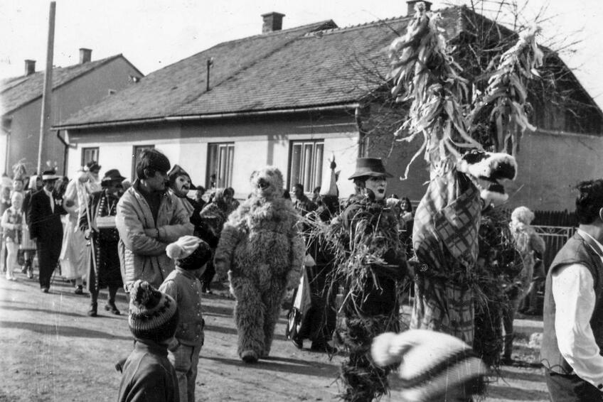Najdlhšie sa postava turoňa udržala na severnom Slovensku najmä zásluhou scénického folklorizmu. 