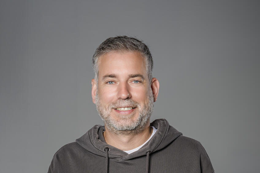 Martin Navrátil sa nám predstaví v zaujímavom projekte televízie JOJ s názvom Dve tváre sveta, v ktorom opustí hlavné turistické trasy a odhalí miesta, kam sa väčšina turistov nedostane.