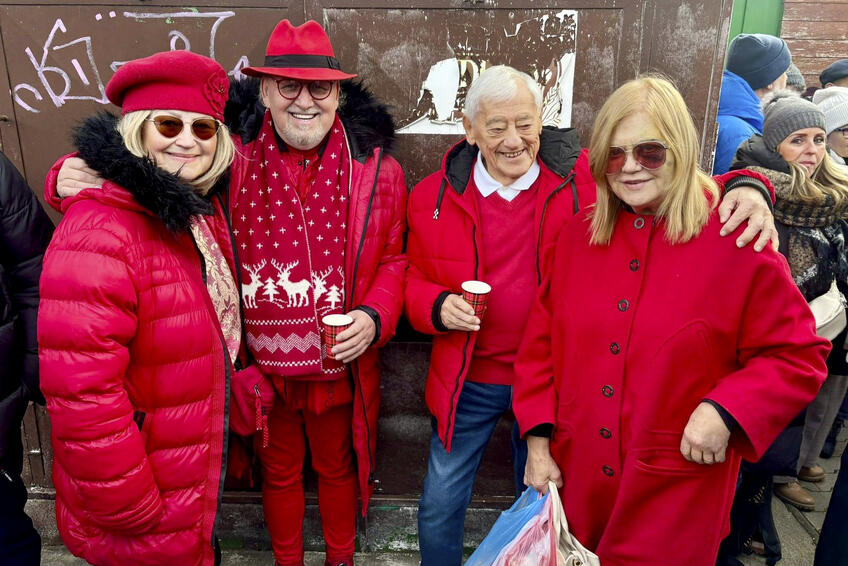 Hokejista Jozef Golonka a speváčka Marcela Laiferová sú členmi Oklamčákovho zoskupenia Československý lev.